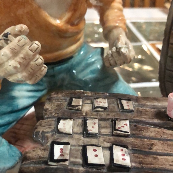 Vintage Derelect cardplayer collectible ceramic sculpture. - Picture 4 of 12